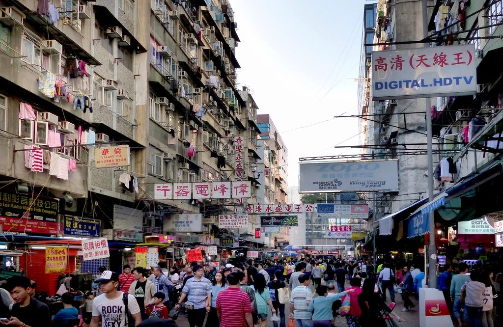 香港旺角熙來攘往的街道