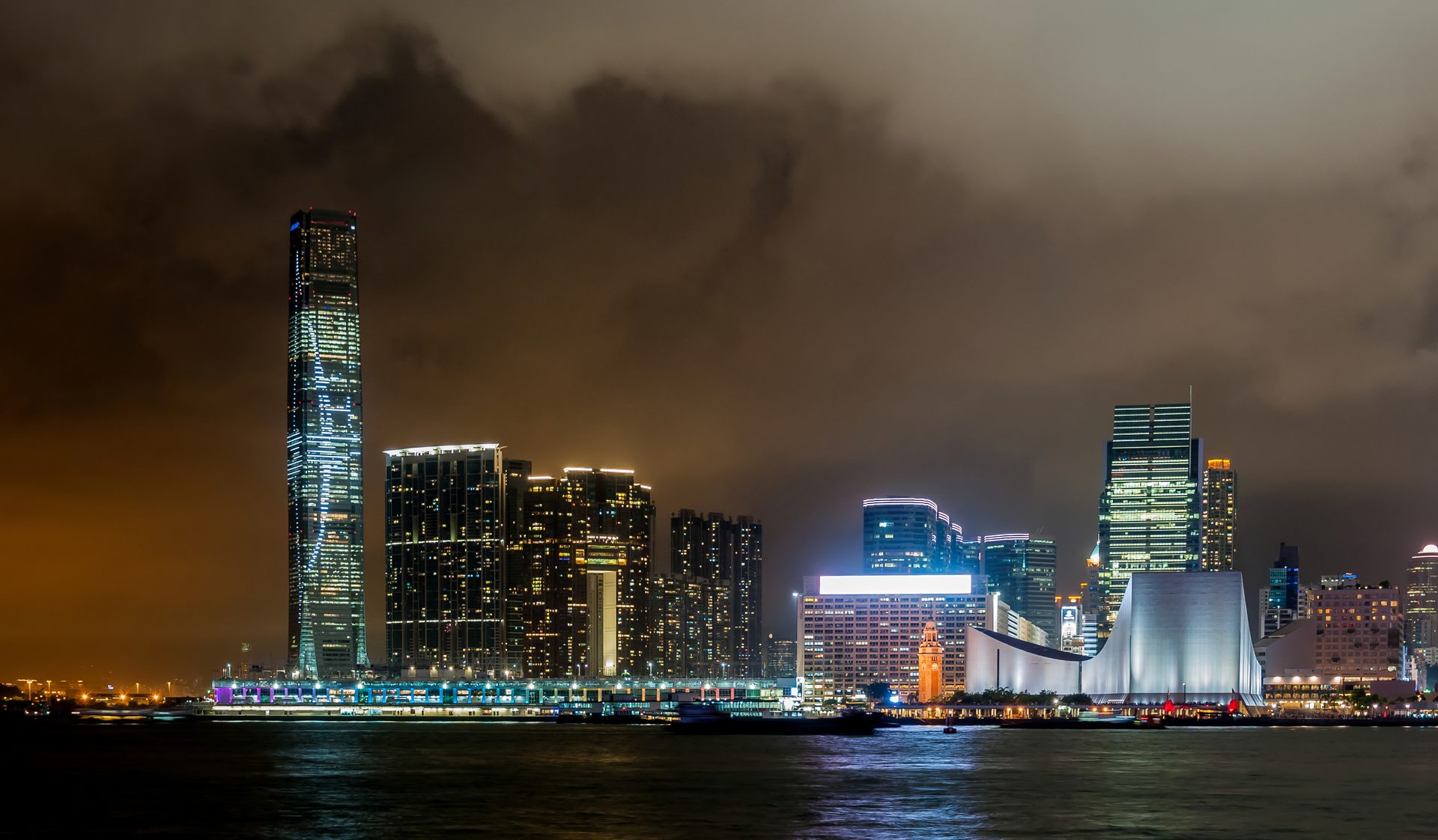 黃昏下的香港海港天際線